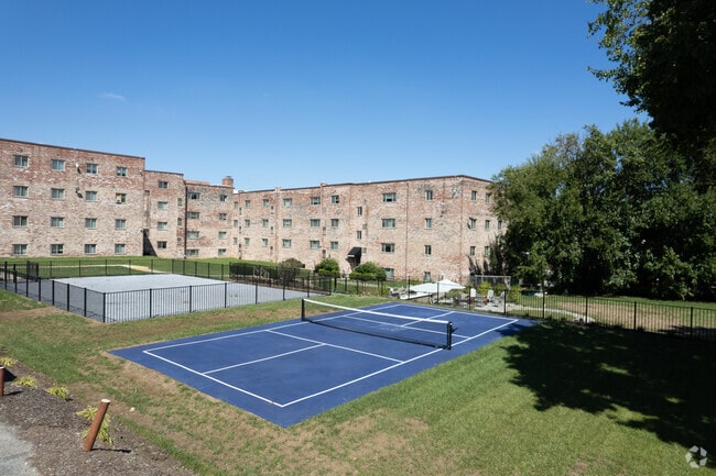 Pickleball - Ridge Carlton Apartments