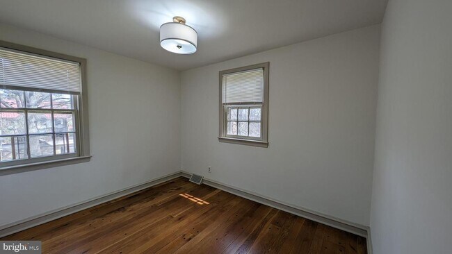 Building Photo - 2824 Midvale Ave