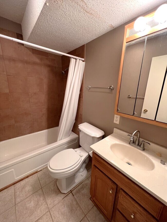 Building Photo - Spacious 1 Bedroom unit in Coralville, IA