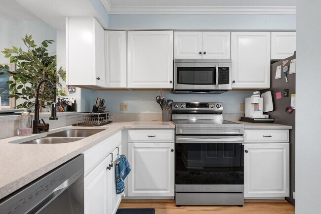Building Photo - GORGEOUS 2 BEDROOM, 2 BATHROOM 1ST FLOOR CONDO LOCATED IN THE HIGHLY SOUGHT AFTER TENTH FAIRWAY A...