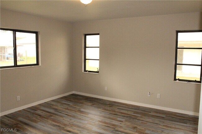 Building Photo - 630 SE 13th Ct