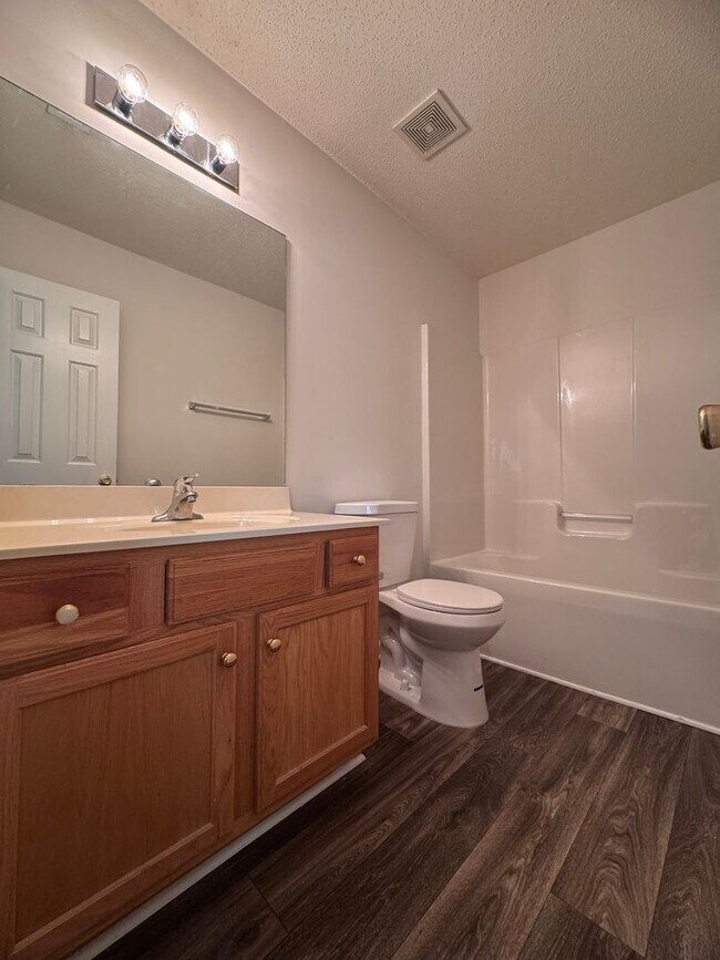 Building Photo - Wonderful 2BR 2.5BA Townhome with All Appl...
