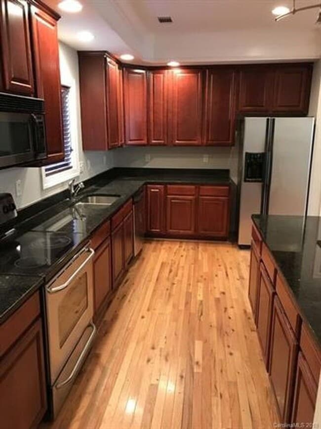 Building Photo - Now Renting charming  2 bedroom 2.5 bath town home In South Charlotte!