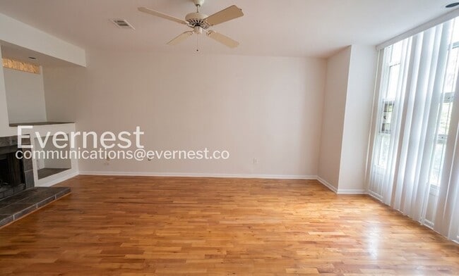 Building Photo - Charming Townhome with 2Beds/2Baths/Private Patio/ Fenced Yard/ Available Now!