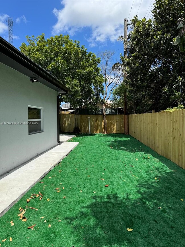 Building Photo - 4028 SW 49th Ct