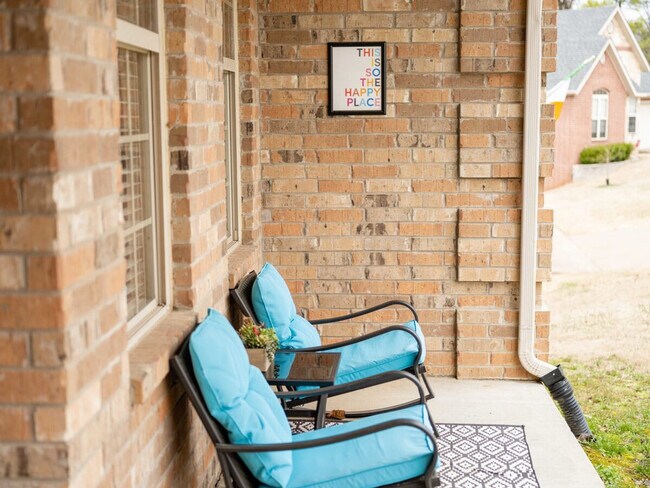 Building Photo - 1802 NW Mustang Ave