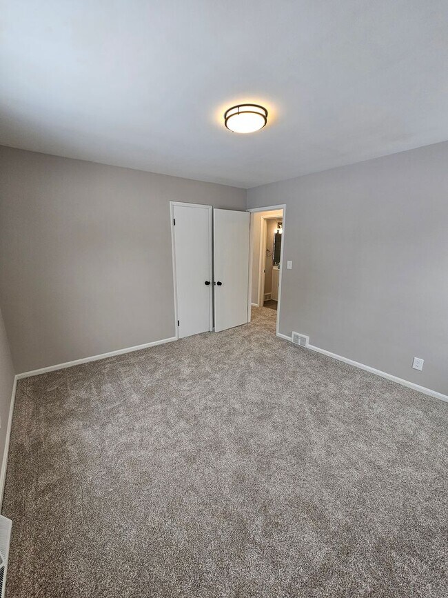 Building Photo - Beautiful Parma Heights 3 Bedroom