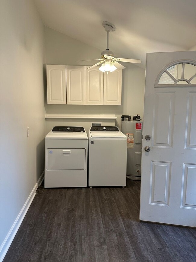 Building Photo - This spacious 2 bedroom home has an airy feel. Located in a neighborhood minutes from downtown an...