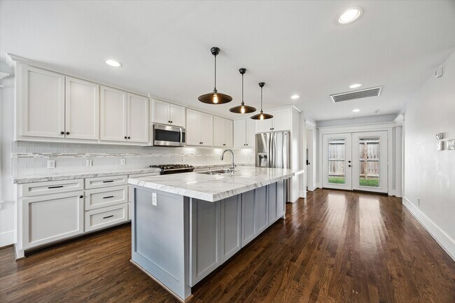 Building Photo - 1062 W 41st St