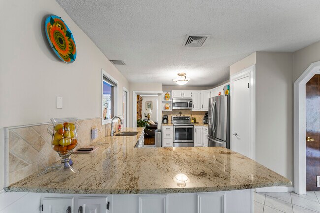 Building Photo - 8 Glenview Dr