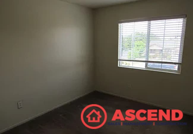 Building Photo - Large Two Story Home Near Golden Valley Hi...