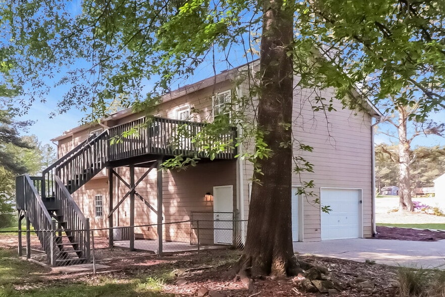 Building Photo - 15 Pine Dr