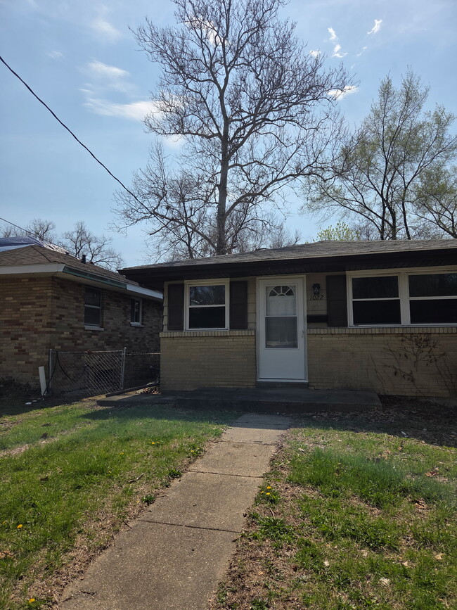 Building Photo - 1022 W Thrush Ave