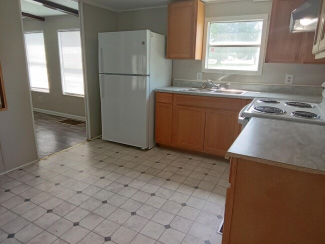 Building Photo - 2400 Oaklawn Blvd