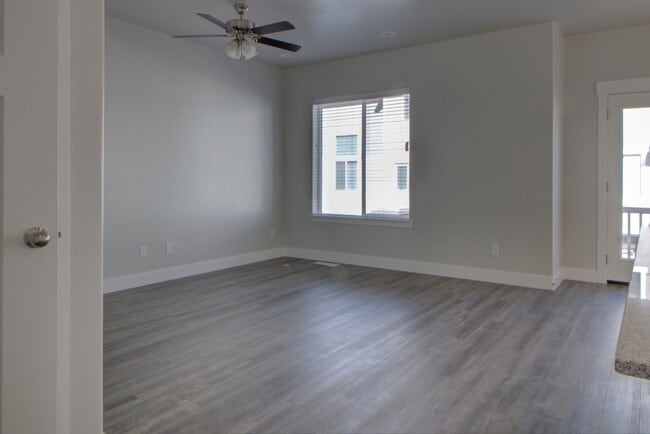 Building Photo - Pet Friendly Lehi Townhome
