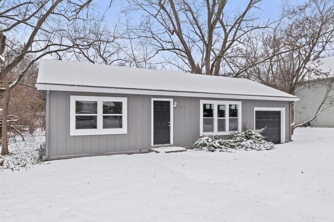 Building Photo - 2 Bedroom Home with Spacious Fenced In Yard!  1st Month's Rent is Free!*
