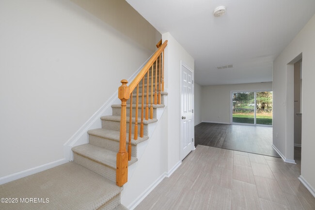 Building Photo - 83 Oak Ln