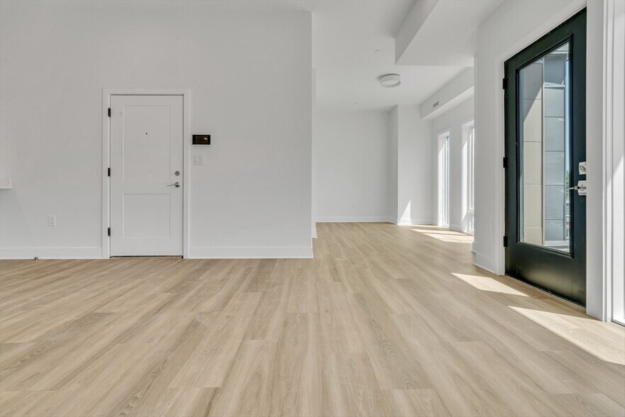 Building Photo - 55 Linden St