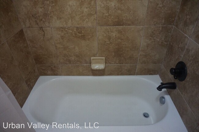 Building Photo - 4 br, 2.5 bath House - 222 E. Belle Glenn Cir