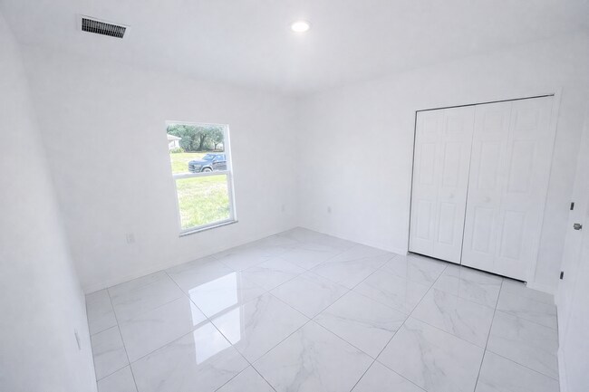 Building Photo - Beautiful 3 bedroom home Sw Lehigh Acres