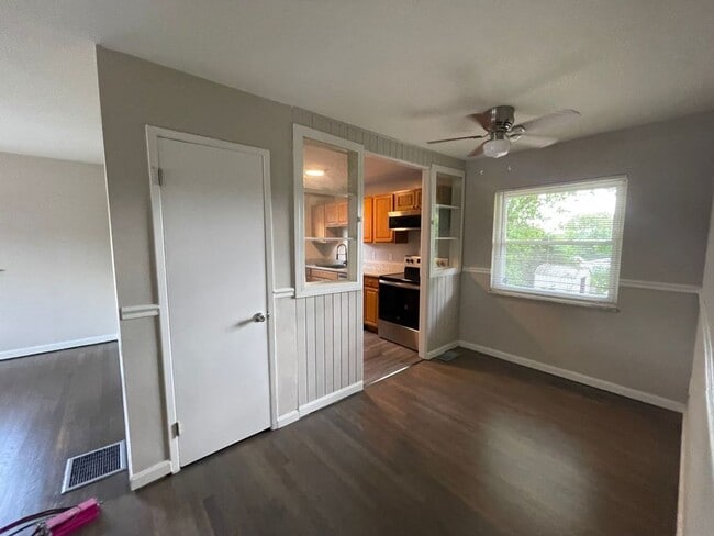 Building Photo - Amazing 3 bedroom 2 bathroom house availab...