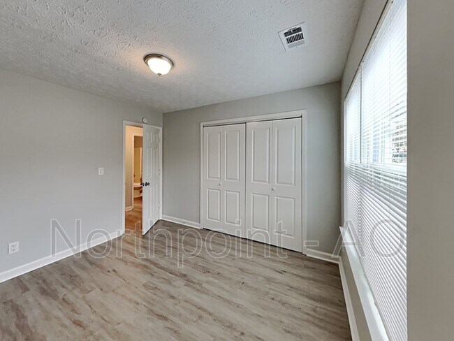 Building Photo - 972 Maple Leaf Ridge