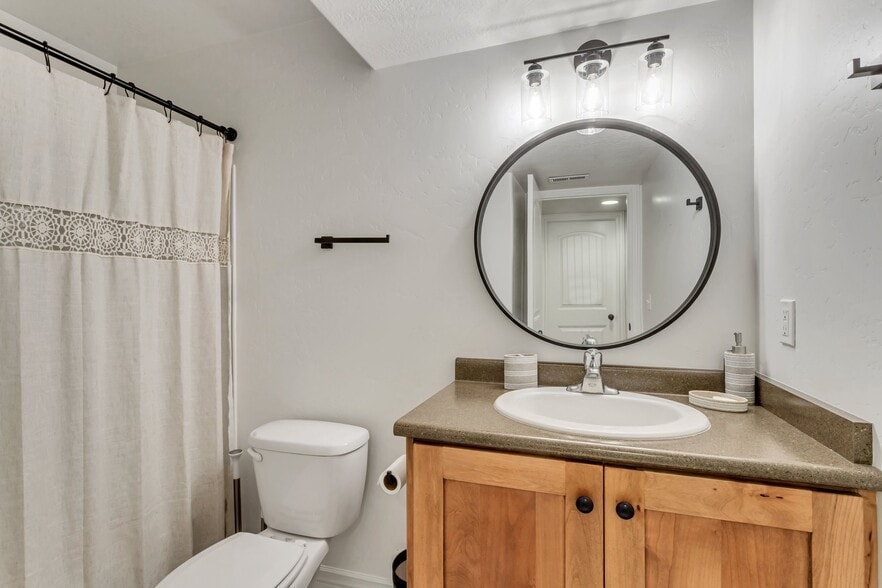 Building Photo - 4253 W Clarks Hill Dr