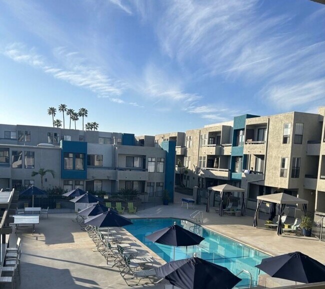 Building Photo - 1 bed 1 bath Apartment. 1st month $1500.00 credit.