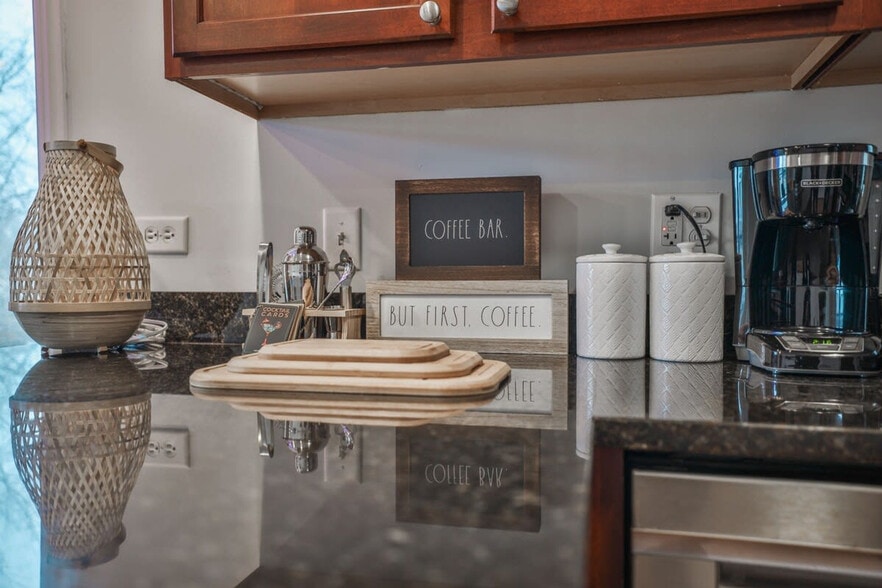 Building Photo - 2022 W Warren Blvd