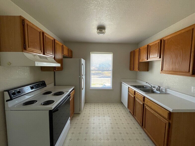 Building Photo - 1801 Cedarhill Dr