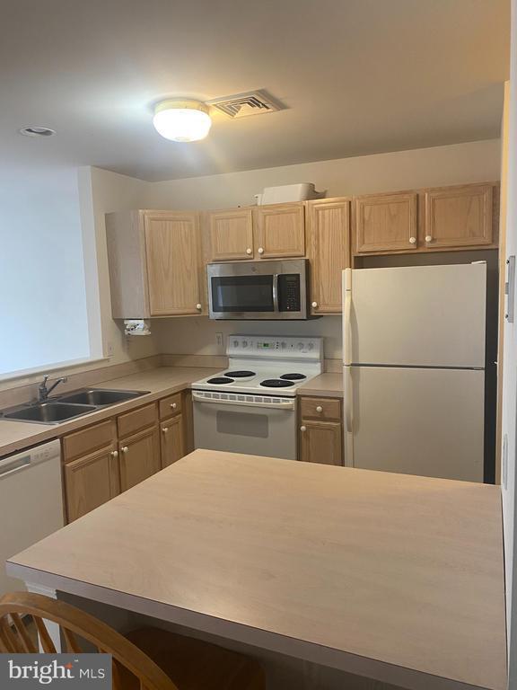 Building Photo - 40 Courtyard Dr