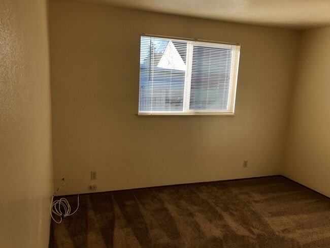 Building Photo - Two bedroom one bath duplex in Springfield!