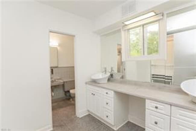 Building Photo - 4 BED/3 BATH LOCATED IN A WATERFRONT COMMU...