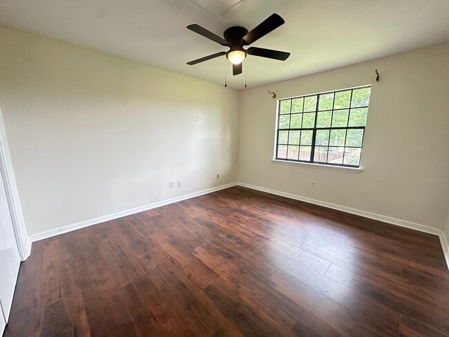 Building Photo - UPDATED IN TOWN SOUTH-LARGE 4/3 BRICK HOME-VERY NICE
