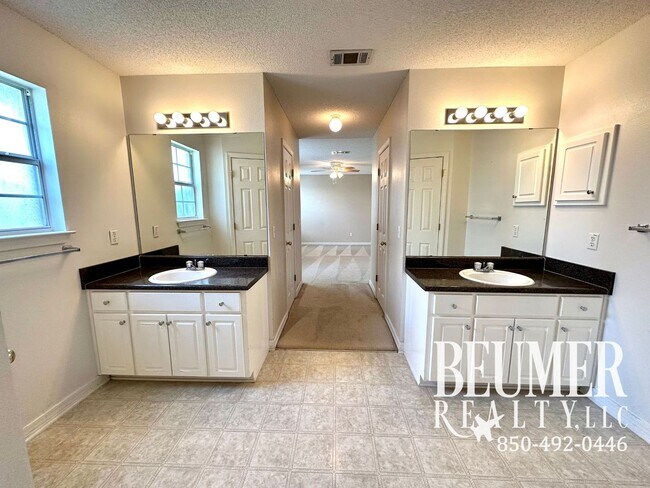 Building Photo - Spacious 3 bd/2 ba Open Floor Plan Home fo...