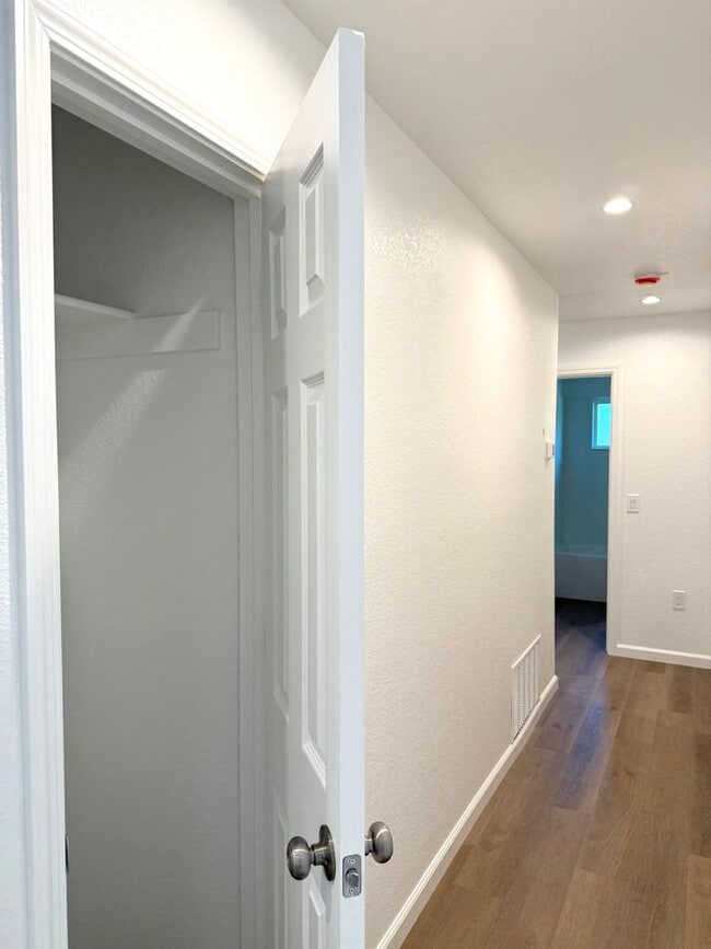 Building Photo - Fully Renovated 2 bed 1 bath !!