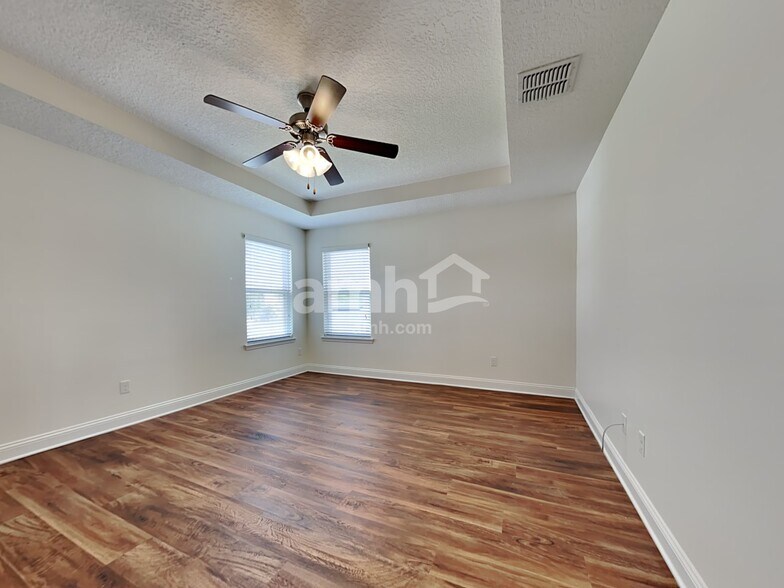 Building Photo - 3255 Roundabout Dr