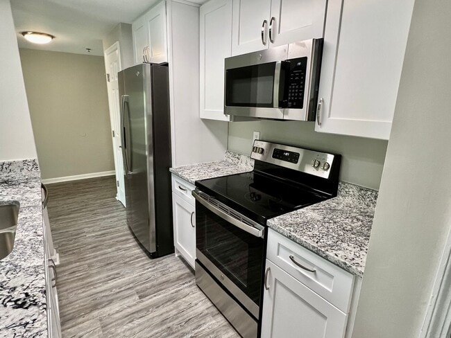 Building Photo - University Spacious 1st floor Condo