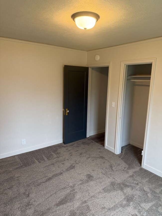 Building Photo - 260 E Sherman St