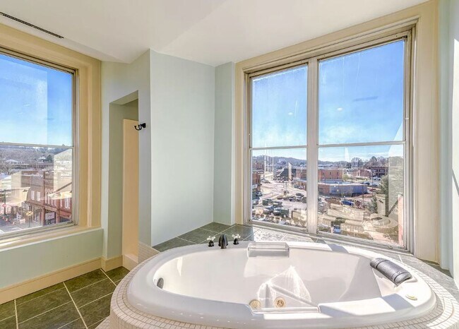 Building Photo - Fabulous ENTIRE 5th Floor DOWNTOWN 4/3.5 L...