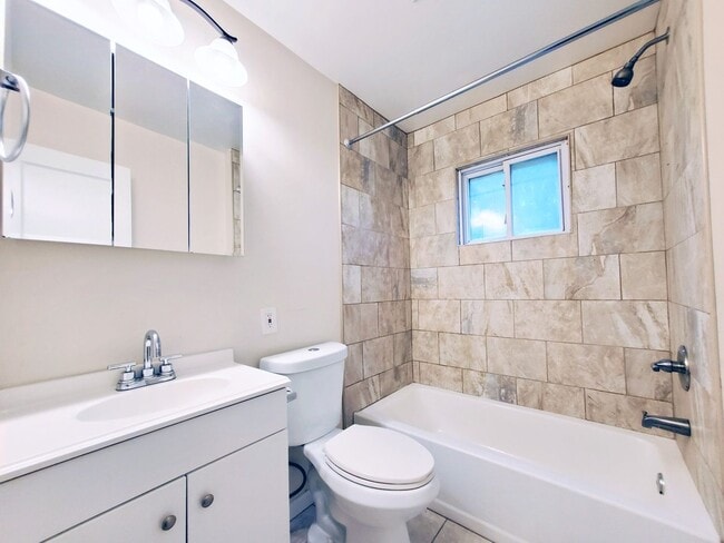 Building Photo - 3 Bed - 1 Bath Colonial for Rent | Complet...
