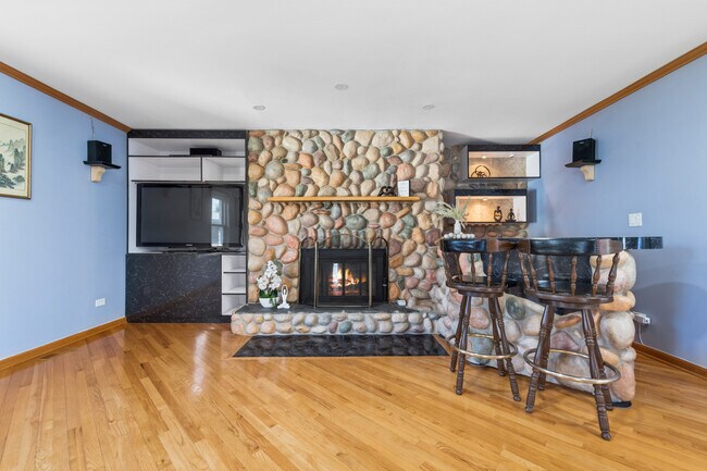 Building Photo - 23 W Algonquin Rd