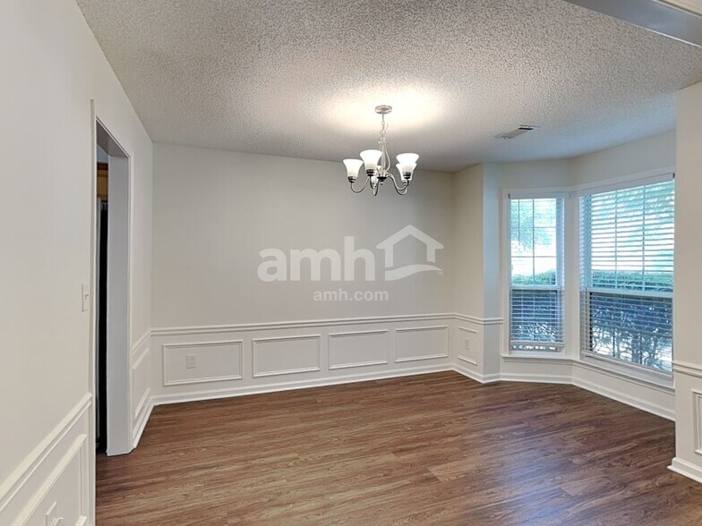 Building Photo - 582 Lullingstone Dr SE