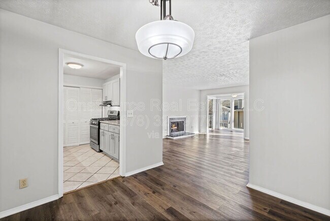 Building Photo - 907 Augusta Dr