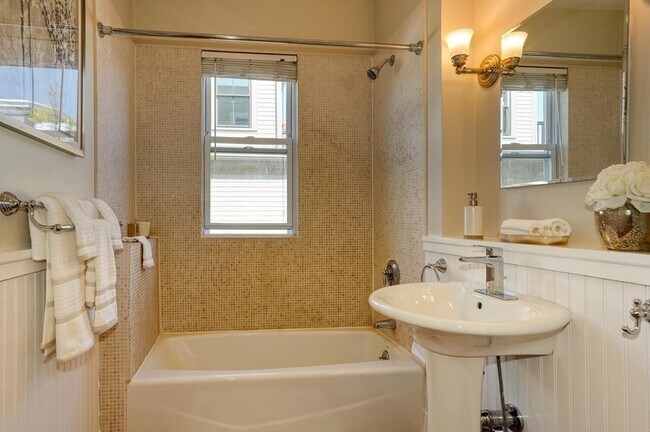 Building Photo - 98 Amory St