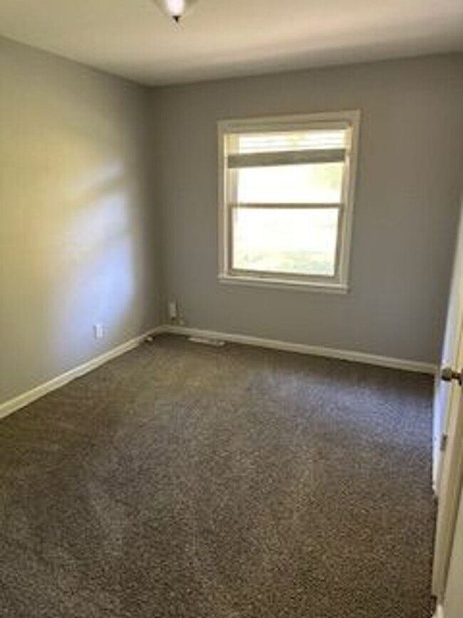 Building Photo - Charming 3 Bedroom 1 1/2 Bath