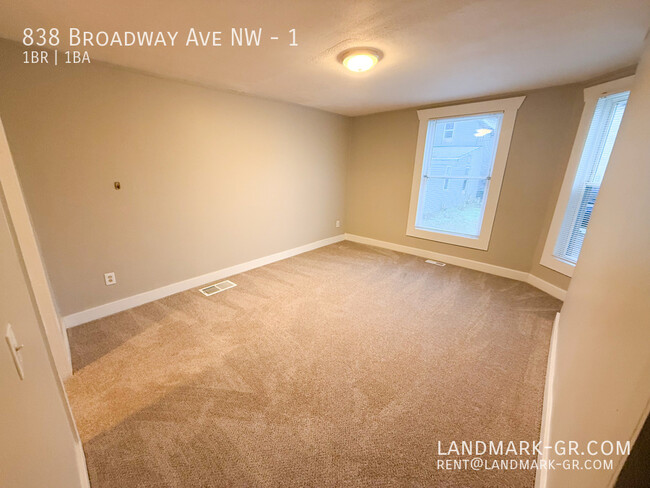 Building Photo - Updated 1-Bed, 1-Bath – First Month Rent $...