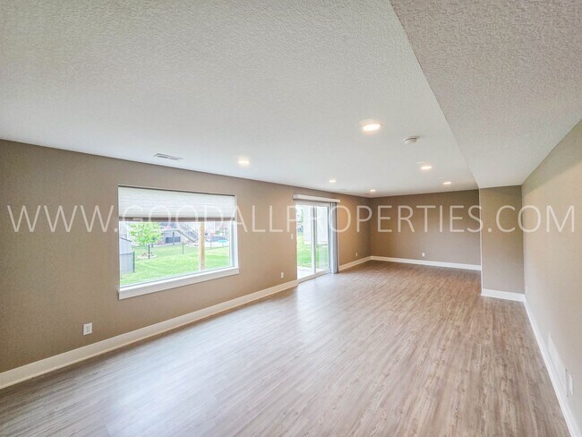 Building Photo - 4-Bedroom, 3.5-Bath Home with Walkout Finished Basement in Norwalk