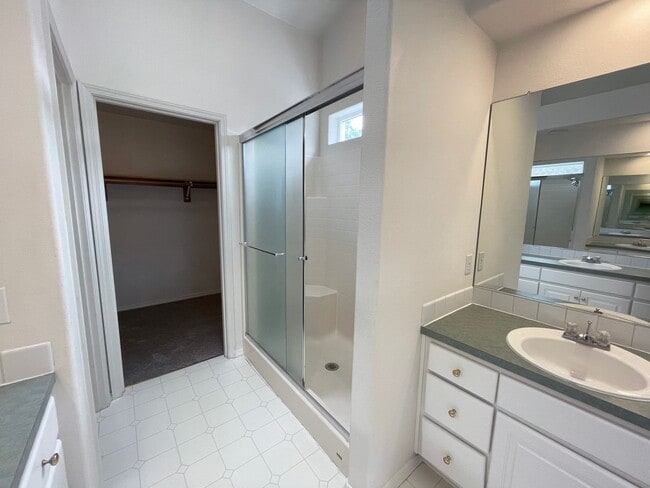 Building Photo - Fantastic Bethany Home with Attached Garag...