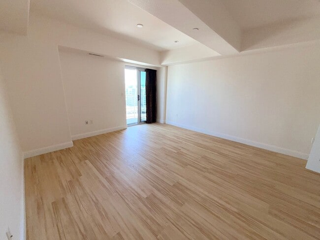 Building Photo - Riverwalk Tower 2 Bedroom Condo - 2 Parking Spaces/Private Laundry